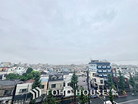 バルコニーからの眺望は開放感にあふれ、心安らぐひととき。