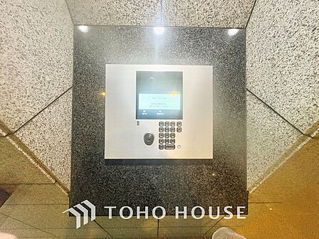 *改装中*輝くドアを開けた先に広がる家族やすらぎのプライベート空間。広く開放されたWindow・Balconyから射しこむ眩いばかりの陽光が、リビング空間を鮮やかに映し出す。