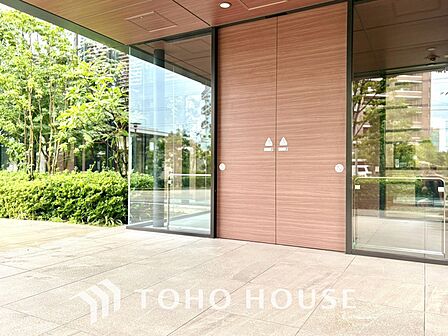 【ENTRANCE】◆家族◆家で家族と過ごす時間は限られている。帰りを待つ家族の元へと急ぐときの弾む思い。そんな思いを引き立てる邸宅。