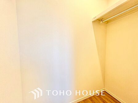 大型のクローゼットを備えた収納力に優れた洋室。かさばる衣類や荷物もすっきりと収まり、居住スペースを広く有効に使えます。いつでも片付いた美しい空間を保てる設計です。