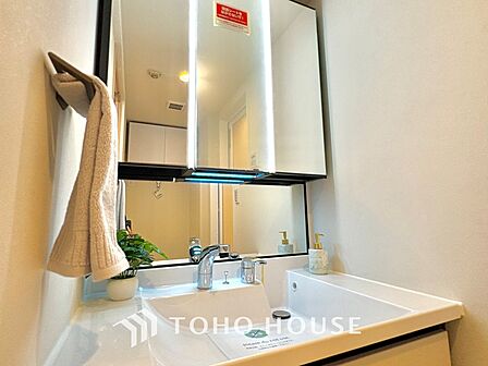 【Wash basin】十分な大きさの洗面台は収納力大。身だしなみチェックや歯磨きなど、朝の慌ただしい時間でも余裕とゆとりを感じられる。