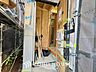 玄関：真っ直ぐに行く。新たな生活へ。これから歩むその一足がまた新たな道となる。
