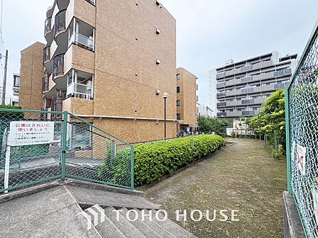 ◆木漏れ日◆の様な採光が優しく足元を照らし、心地いい暮らしの道しるべを写し出す。この空間で過ごす家族との語らいの時間がとても素敵で幸せを感じるかもしれない。【Holiday of a home】