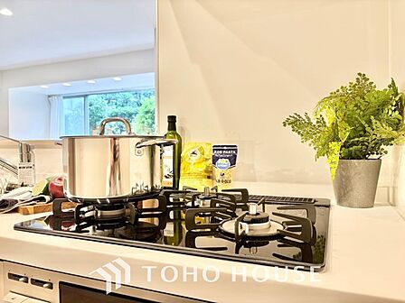 ◆キッチン◆美しく使いやすいキッチンは油汚れが簡単に拭き取れる素材で加工されており、浄水器シャワーから流す水の音を軽減する静かなシンクを採用。見えないところにさり気ない配慮が嬉しいですね