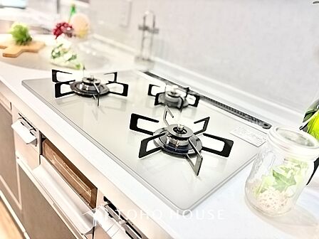 手元の収納から、足元の収納までが全てスライド式で、奥のスペースまで有効に活用できます。奥まで上から見渡せるので、たまにしか使わない調理器具もサッと取出せます。