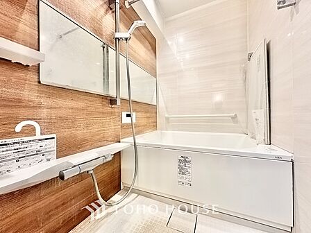 【浴室】《一日の疲れを落としてくれる場所は、落ち着く場所でなければならない》　高級感溢れるカラーと大きさ・柔らかな曲線で構成された半身浴も楽しめるバスタブが心地よさをもたらします。