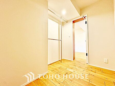 静かな夜に、そっと自分へ戻れるプライベート空間。淡い光に包まれながら、穏やかな眠りを。