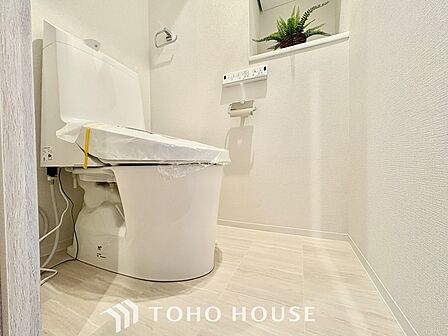 清潔感あるホワイト調のクロスと温もり溢れるモダンカラーの床材が見事に調和した本邸宅は、毎日の生活を少しでも快適に過ごして頂ける様に落ち着いた雰囲気作りから行っています。