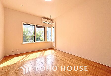 使いやすく、明るい洋室に仕上がります。子供部屋や趣味のお部屋にご利用できます。ご自身で家具などを配置し、素敵な空間を創り上げられます。