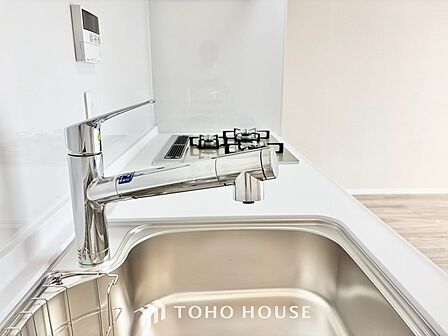 ◆キッチン◆美味しい料理を作りたくなるような気持にさせてくれる、腕を振るえる自慢のスペース。見上げると柔らかなダウンライトが包み込み、彩りを添えます。艶と光沢のある居心地の良いわが家のキッチン。