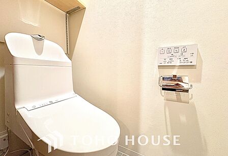 清潔感あるホワイト調のクロスと温もり溢れるモダンカラーの床材が見事に調和した本邸宅は、毎日の生活を少しでも快適に過ごして頂ける様に落ち着いた雰囲気作りから行っています。
