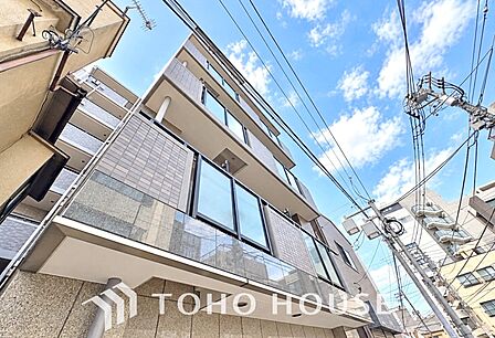 洗練されたファサードが印象的なマンション。日々の暮らしを心地よく包み込む、品格ある佇まいが魅力です。帰宅するたびに気分が高まります。