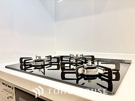 キッチンは家族の絆を育む大切な空間。シンプルで使い易いシステムキッチンで愉しく作る料理は愛情のある美味しいご馳走に。家族で使えるダイニングキッチンです。