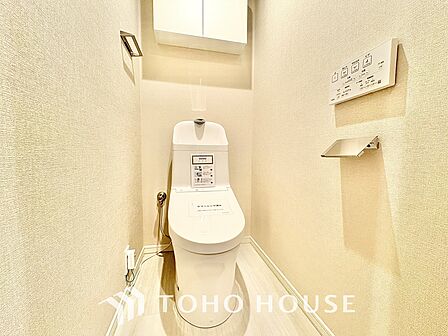 清潔感あるホワイト調のクロスと温もり溢れるモダンカラーの床材が見事に調和した本邸宅は、毎日の生活を少しでも快適に過ごして頂ける様に落ち着いた雰囲気作りから行っています。