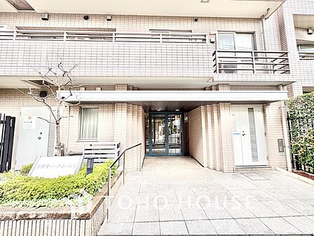 【エントランス】住まう方や訪れる人を優しく迎えてくれるエントランス。マンションの顔となる落ち着いた空間です。