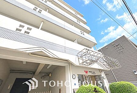 住む前から、ここで始まる暮らしを想像したくなる外観。ぜひ実際の街並みと一緒にご覧ください。