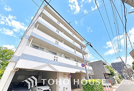 洗練されたファサードが印象的なマンション。日々の暮らしを心地よく包み込む、品格ある佇まいが魅力です。帰宅するたびに気分が高まります。