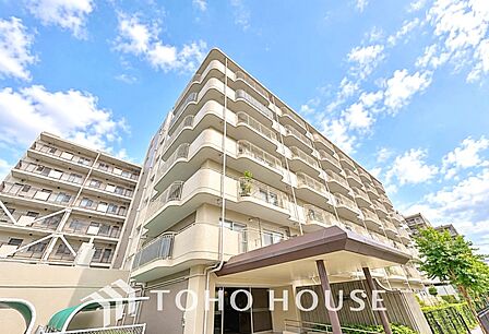 洗練されたファサードが印象的なマンション。日々の暮らしを心地よく包み込む、品格ある佇まいが魅力です。帰宅するたびに気分が高まります。