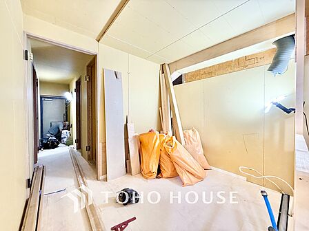 ◆キッチン◆美しく使いやすいキッチンは油汚れが簡単に拭き取れる素材で加工されており、浄水器シャワーから流す水の音を軽減する静かなシンクを採用。見えないところにさり気ない配慮が嬉しいですね