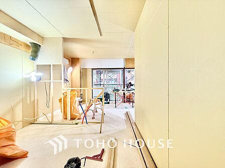 ◆今宵の食卓◆ダウンライトに反射するグラスを眺めながらワインを注ぐ。トクトクと心地いい音をさせながら、フランスの古城を思わせる薫りがたちこめ、とても幸せな時を過ごせる。
