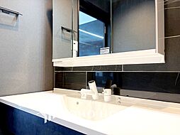 【WASHROOM】◆快適◆煌びやかな暮らしの中にも忘れたくない快適さ。大きな収納が助けてくれます。