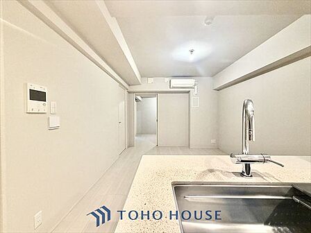 【LIVING】◆眩い◆光が燦々と入り、家族の笑顔を照らす。「いつまでも続いて」と願う夢のような毎日がここにある。