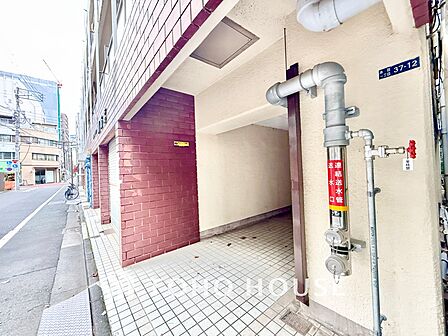 ◆木漏れ日◆の様な採光が優しく足元を照らし、心地いい暮らしの道しるべを写し出す。この空間で過ごす家族との語らいの時間がとても素敵で幸せを感じるかもしれない。