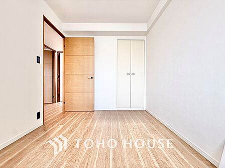 ◆間接照明◆オレンジ色の光が僕達を大人な気分にさせる。静かで優しく語りかけるその光は、今日の終わりを告げてくれ、でも明日にはいい事が必ず来るよ。そんな囁きが聞こえてくる