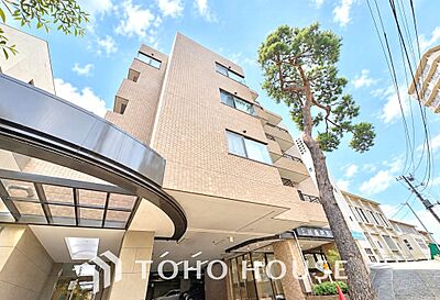 外観:この街で、新しい暮らしが始まる。街並みに調和する洗練された佇まいと、住まう方を迎える堂々とした外観。写真だけでは伝わらない建物の雰囲気や周辺環境とあわせて、ぜひ現地でその魅力をご体感ください。 外観:この街で、新しい暮らしが始まる。街並みに調和する洗練された佇まいと、住まう方を迎える堂々とした外観。写真だけでは伝わらない建物の雰囲気や周辺環境とあわせて、ぜひ現地でその魅力をご体感ください。