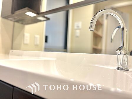 気持ちの良い朝をつくりだし、夕方には笑顔を取り戻させてくれるミラー。パウダールームはいつでも本来の自分を取り戻せる空間。明るく仕上げてあります。