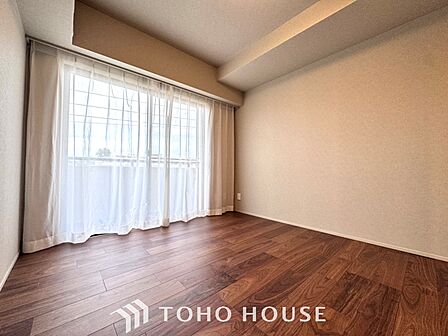 【Ease】家族個々の安らぎの空間。プライベートなBedRoomは暮らす方の感性で造り上げたいもの。誰もが好みで飾れるシンプルな室内に仕上げてあります。
