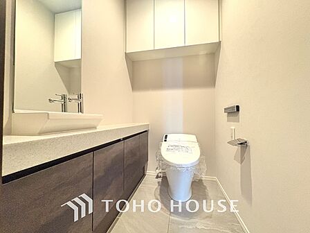 清潔感あるホワイト調のクロスと温もり溢れるモダンカラーの床材が見事に調和した本邸宅は、毎日の生活を少しでも快適に過ごして頂ける様に落ち着いた雰囲気作りから行っています。