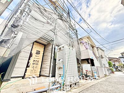 外観:窓を開けベランダに出ると当所なく広がる街と空のスクリーン。風が凪ぎ一時停止する目の前の画面の中、僕は一体何を考えていたのだろう。牧歌な街並みが僕を穏やかにさせてくれる。 外観:窓を開けベランダに出ると当所なく広がる街と空のスクリーン。風が凪ぎ一時停止する目の前の画面の中、僕は一体何を考えていたのだろう。牧歌な街並みが僕を穏やかにさせてくれる。