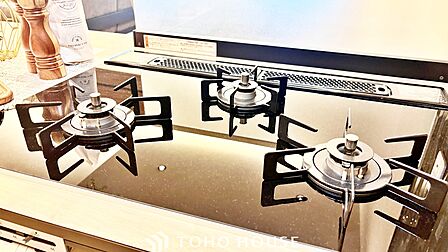 ◆結ばれた◆玄関ドアを開けるとリビングから聞こえる小走りの足音。靴を脱ぎかけ目の前に立つ君の瞳と交差する。君は微笑みその刹那に心奪われる。佇む僕と君の間に赤い糸が結ばれた。