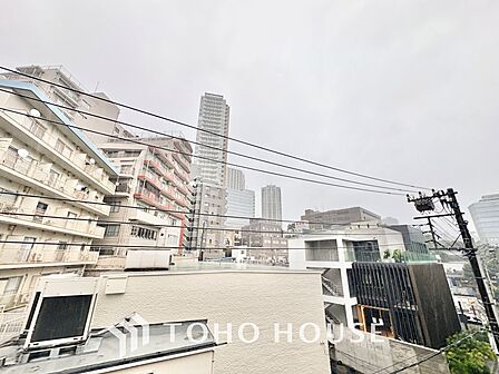 バルコニーからの眺望は開放感にあふれ、心安らぐひととき。