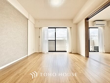 ◆サンサンと◆差し込む太陽の光がこのリビングに笑いをもたらす。ソファの上のクッションがポカポカした暖気にぬくぬくと微睡んでいる。