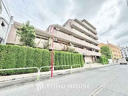 ちょっとした色使いがその家がもつ雰囲気、趣（おもむき）を携え、暮らす家族や訪ねてくる友人・知人に新鮮な香りを運んできます。