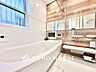 浴室：【Bathroom】奥行きが長く足を延ばしてもラクラクのスペース。体の大きい方でも嬉しいワイドサイズ。また、カビが付きにくく軽くこすれば簡単に落ちるお掃除ラクラク仕様です。