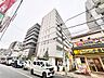外観：活気ある街並みに馴染む現代的で上品な外観デザイン。利便性と居住性を兼ね備えた住環境です。
