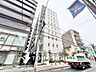 外観：商店街・沿道沿いに位置し、夜間の帰宅時も明るく安心なアプローチ。縦格子を取り入れたデザインがスタイリッシュです。