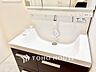 洗面：【Wash basin】十分な大きさの洗面台は収納もさる事ながら、身だしなみチェックや歯磨きなど、朝の慌ただしい時間でもホテルライクなスペースで余裕とゆとりを感じて頂けます。