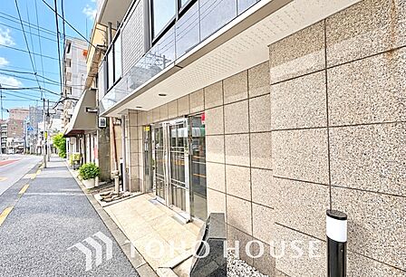 街並みに自然と馴染む、落ち着いた佇まい。毎日帰る場所として心地よさを感じられる外観です。