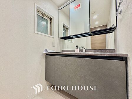 【Wash basin】十分な大きさの洗面台は収納力大。身だしなみチェックや歯磨きなど、朝の慌ただしい時間でも余裕とゆとりを感じられる。