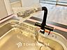 設備：浄水器内蔵・可動式のシャワーヘッド。水はねや大きな洗い物も計算したシンク。システムキッチンは家事をずっと楽にしてくれる。