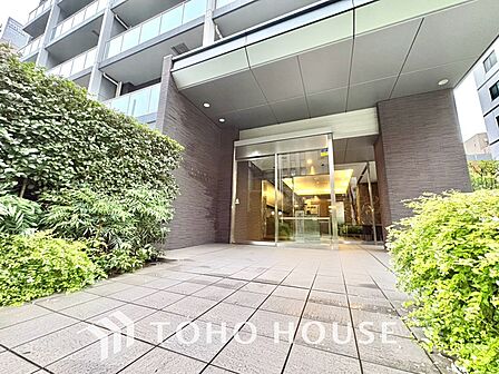 【ENTRANCE】◆家族◆家で家族と過ごす時間は限られている。帰りを待つ家族の元へと急ぐときの弾む思い。そんな思いを引き立てる邸宅。
