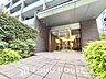 エントランス：【ENTRANCE】◆家族◆家で家族と過ごす時間は限られている。帰りを待つ家族の元へと急ぐときの弾む思い。そんな思いを引き立てる邸宅。