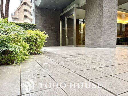 【ENTRANCE】◆そびえ立つ◆我が家のシンボル。遠くの空が赤く染まる夕べが待ち遠しい。