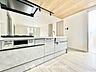 キッチン：【Kitchen】一歩一歩踏みしめる喜びを。光り眩い羨望のリビングへ。一歩一歩を踏みしめて家族の集う幸せの場所へ。すべてがクライマックスのマイベストホーム。