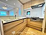 キッチン：【Kitchen】光り眩い羨望のリビングへ。一歩一歩を踏みしめて家族の集う幸せの場所へ。すべてがクライマックスのマイベストホーム。