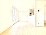 室内：【リビング】明るい陽光が差し込み、毎日の暮らしをやさしく包み込む。